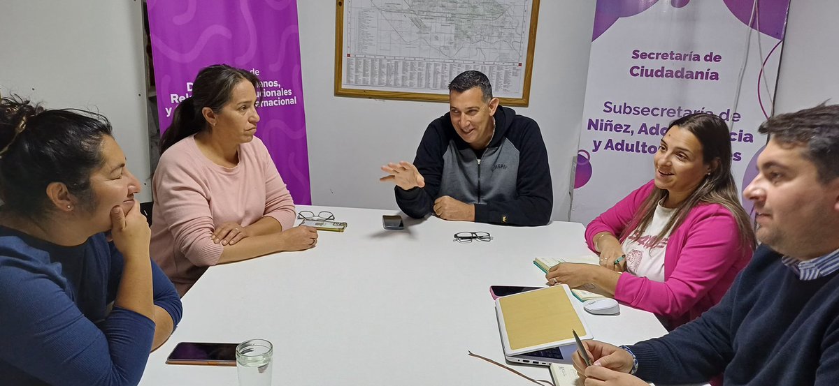 tatuhess's tweet image. 🤝 Recibimos a Carolina Urra, referente del #BarrioLaSirena.

📚 Articulamos talleres en escuelas sobre #Grooming y #Bullying, y dispositivos para personas mayores.

💪 Seguimos fortaleciendo el acompañamiento a vecinos y vecinas.
#SomosNeuquénCapital
@MarianoGaidoOk @GiovanettL