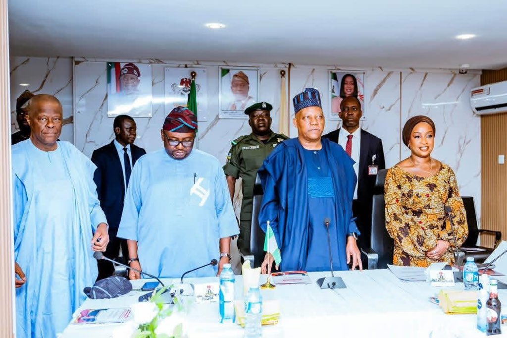 ALEEBA__P tweet media