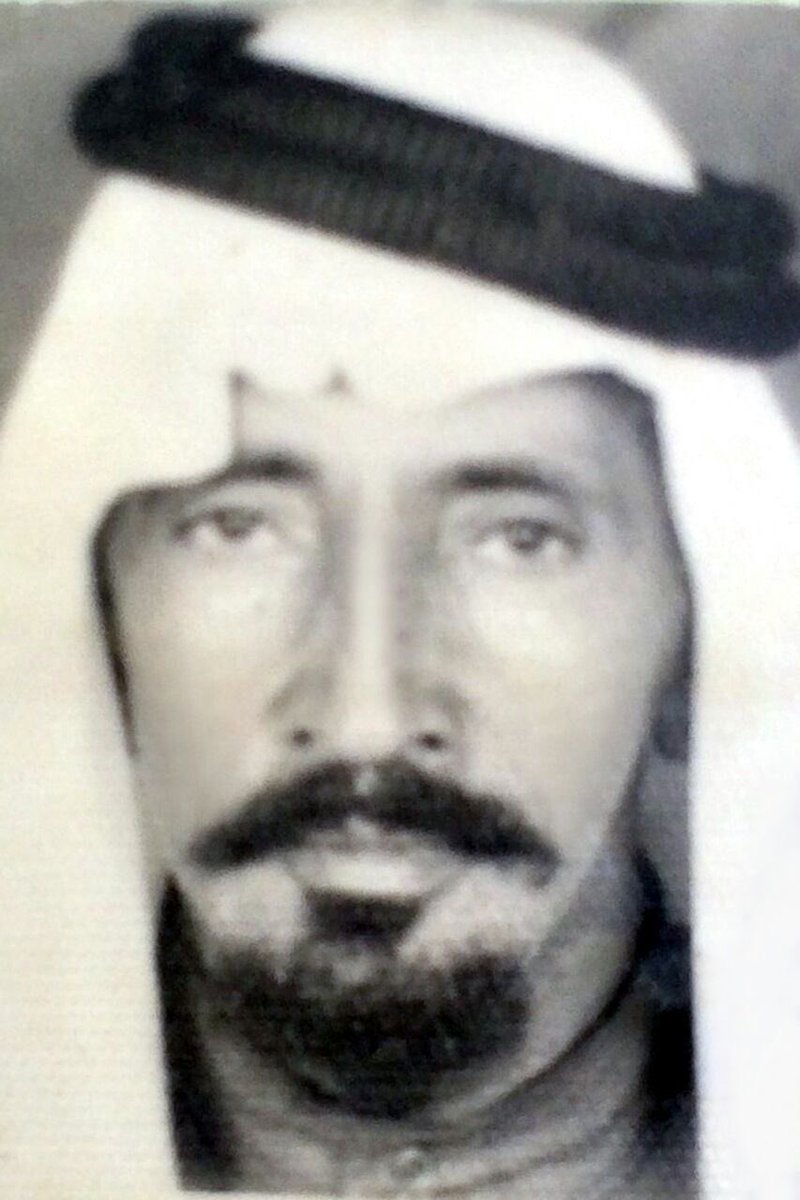 tamimi3035's tweet photo. قصر الشيخ خلف بن محمد الجابر،بمحافظة الحائط

بُني قصر الشيخ خلف بن محمد الجابر – رحمه الله – في الحائط ،عام 1370هـ، والشيخ :خلف الابن الرابع للأمير محمد الجابر، أمير الحائط آنذاك. ويُعد الشيخ خلف من مشايخ وأعيان محافظة الحائط، عُرف بكرمه وشجاعته ونخوته، وكان له دور بارز في تعزيز ترابط أهالي الحائط عامة، وأبناء أسرة الجابر خاصة. وُلد عام 1342هـ في الحائط، وتوفي عام 1418هـ في الرياض – رحمه الله رحمة واسعة.

ويُعد القصر من المعالم التاريخية البارزة ضمن القرية التراثية بمحافظة الحائط، حيث يقع في الجهة الشمالية لقصر الحوطة (حوطة الجابر)، الذي كان مقراً للإمارة والشيخة، وذلك في منطقة تُعرف بـ(الفقرة).
ويتكوّن القصر من عشر غرف، إضافة إلى مجالس الرجال، ومجموعة من المرافق والملحقات الأخرى.

وقد أُعيد ترميم القصر – بحمد الله – بتاريخ 1442/7/5هـ، بجهود ذاتية من أبناء الشيخ وأحفاده، في خطوة تُجسد الوفاء للإرث، وحرصاً على حفظ هذا المعلم التاريخي ليبقى شاهداً على سيرة رجل ومكانة أسرة، وتاريخ محافظة عريق.
و شاهداً على مرحلة تاريخية مهمة من تاريخ محافظة الحائط، يجسّد سيرة رجلٍ كان له أثره في مجتمعه، كما انه يعكس ملامح الحياة الاجتماعية  في ذلك الزمن. ومع ترميمه والمحافظة عليه، يظل إرثاً حياً يربط الحاضر بالماضي، ويُخلّد ذكرى رجاله ومواقفهم، ليبقى للتاريخ رواية تُحكى، وللأجيال درسٌ يُروى
@alhayit @Saudi_MT @MOCSaudi @MOCHeritage #الحائط #حائل #قصر_الجابر