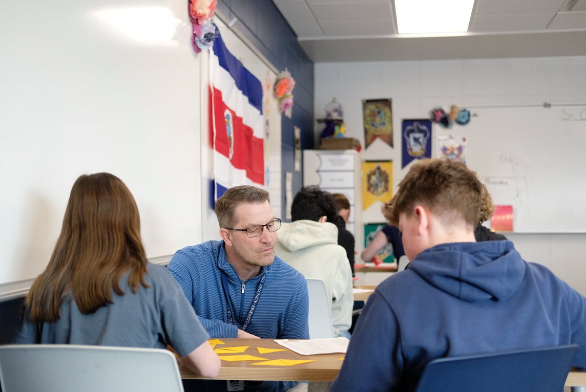 MarkSmith_HSSD's tweet image. Our Bay View students are increíble! 👏 Thanks to Spanish teacher Mr. Letter for allowing me to spend time subbing in his classroom this week. My Spanish may be rusty, but the kids were awesome teachers. 😉 #SuperintendentSub #WalkInTheirShoes 👟 @HSSD @hssdbv