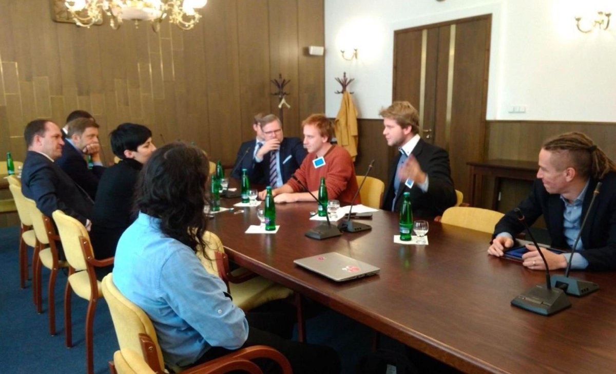 Somebody tweet media