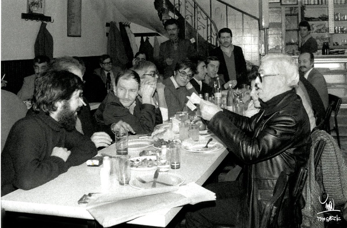 Bugün 26 Mart Ölmeme Günü. Hikâyenin doğrusunu, o masada olan birinden okumak isterseniz çok yayılan fotoğrafları zamanında bana açan İsa Çelik anlatıyor nilayornek.com/bunca-yilin-so…