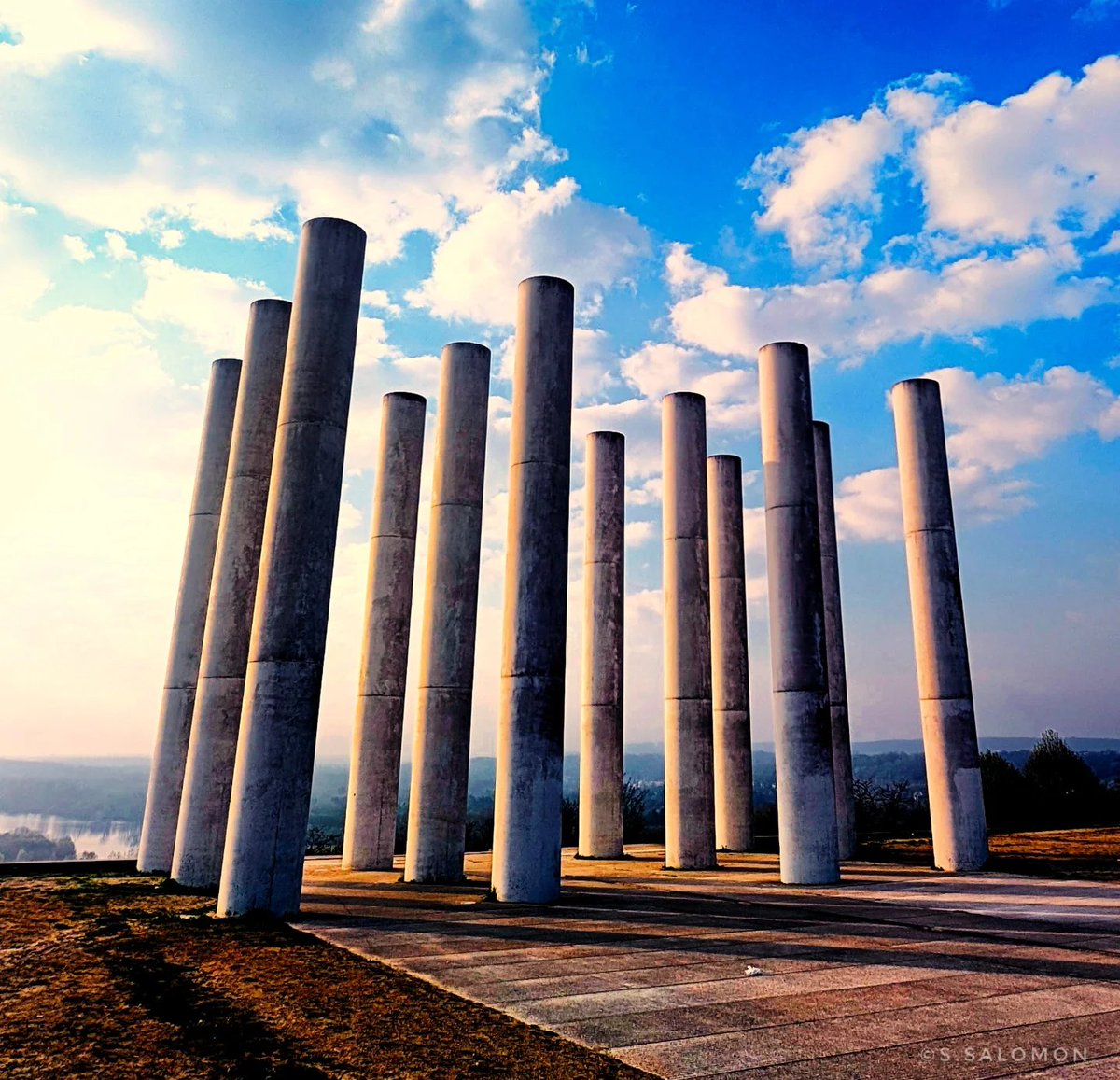 CergyPontoise95's tweet photo. #JeudiPhoto | L’#AxeMajeur sous le soleil ☀️😎
Colonnes, passerelle, pyramide… baignées par une lumière de fin de journée qui fait tout le charme des beaux jours.
Clairement le moment parfait pour aller s’y balader ✨

📸 Merci à seb_salomon pour ces photos ensoleillées 😍 https://t.co/iEIuJx60ll