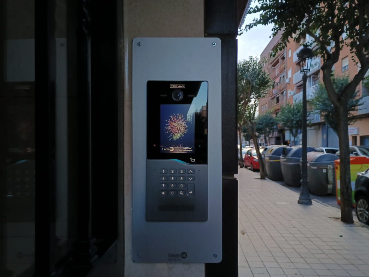 electrob_bb's tweet photo. Instalación en Mislata (Xirivella 19): sustituimos portero de audio por videoportero Fermax con monitores VEO-XS en 18 viviendas. Más seguridad, control y comodidad. 

👉 https://t.co/9rj2EMDWZ9 

#ElectroBB #FermaxValencia #EstrenaTuVideoportero #QuieroCORA https://t.co/s8jUwpbM5X