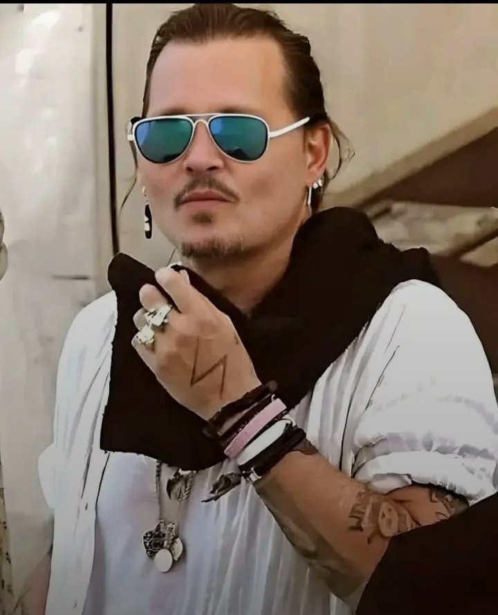 JResender7350's tweet photo. Describe Johnny Depp with one word ❤️ https://t.co/xClLREFq9I
