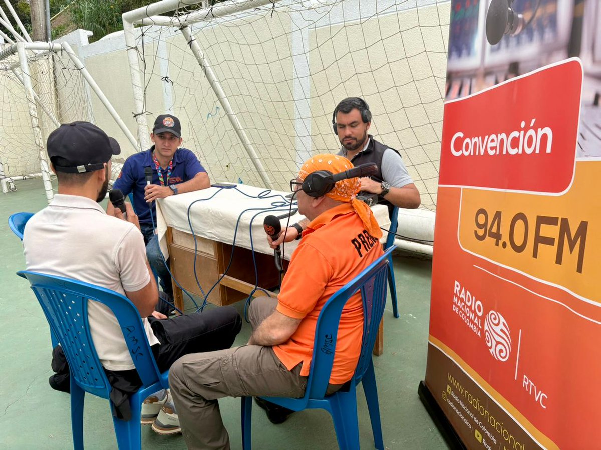 RadNalCo's tweet photo. #Regiones 🇨🇴 | La Emisora de Paz de Convención llega hasta San Calixto, en el corazón del Catatumbo, para acompañar el cierre de la Estrategia de Rehabilitación y Psicología Comunitaria para la Convivencia y la No Repetición.

Un espacio que reúne a comunidades, líderes sociales e instituciones para fortalecer el tejido social, promover la reconciliación y seguir construyendo caminos de paz desde los territorios.