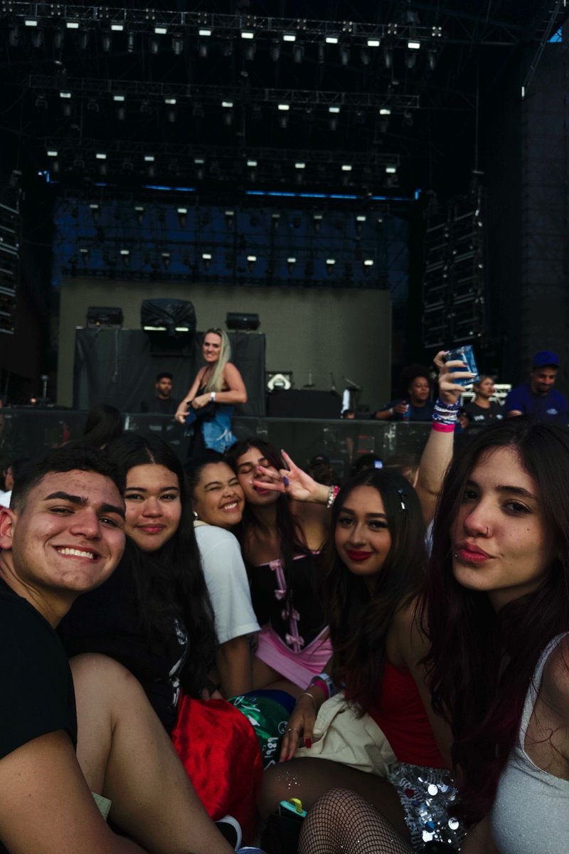 yve VIU A OLIVIA tweet media