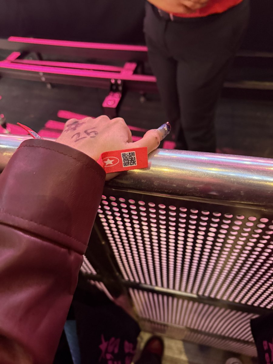 *ashton*~.•’ MET 5SOS tweet media