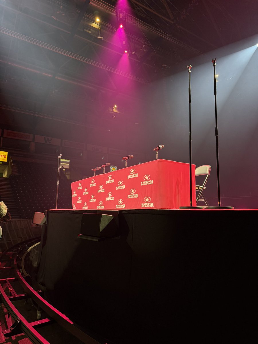 *ashton*~.•’ MET 5SOS tweet media