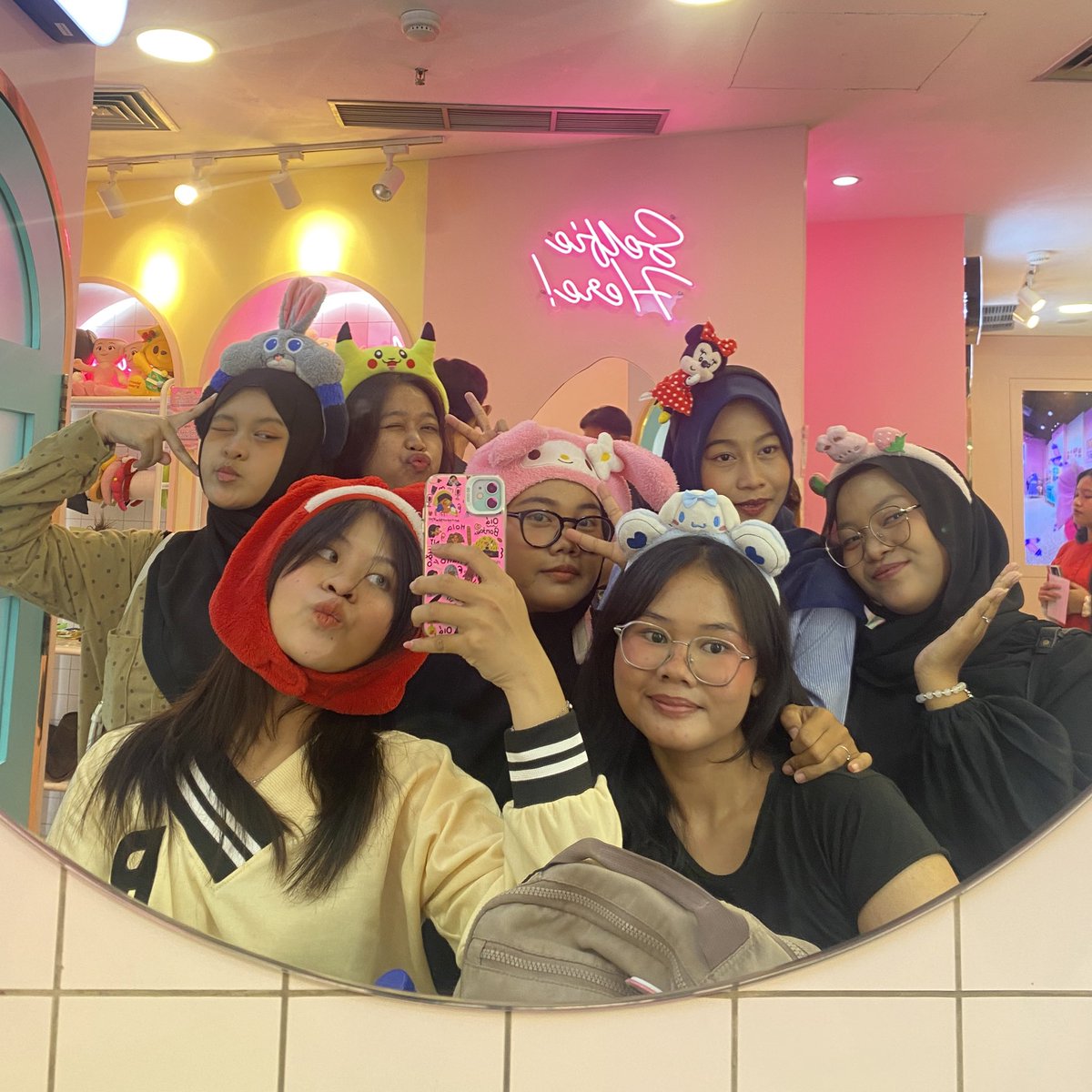 merayakan birthday <a href="/vitheepanich/">tee_vtp</a>! 

kali ini serbu Selfie Time buat cobain beberapa frame dan frame tee by <a href="/lxeejjenno_/">𝔣𝔣𝔯𝔦𝔢𝔩𝔩 || Frame Birthday Tee 📌</a>🫰🏻💙

 #25THBIRTDAY_TEE 
#HAPPYTEEDAY #tee_vtp