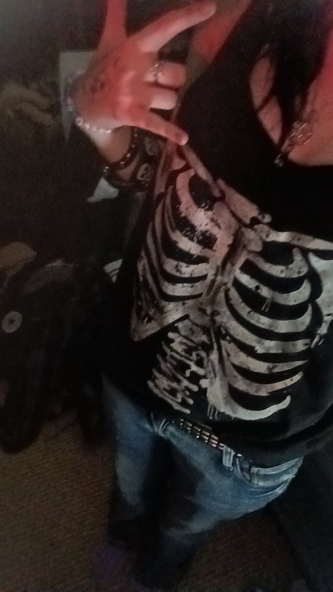 ray 🦇NEWTAIALBUMOUTGOLISTEN tweet media