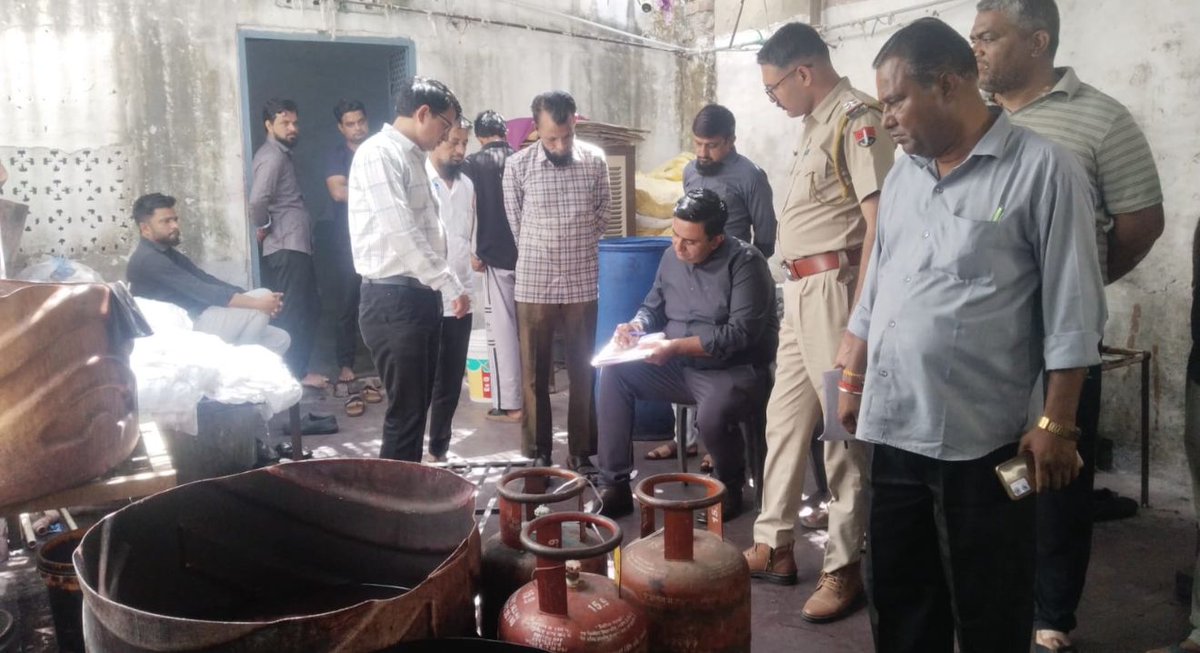 news21national's tweet image. #Pali :  व्यावसायिक उपयोग के लिए 5 गैस सिलेंडर जब्त 

#GasCylinder #CommercialUse #PoliceAction  #PaliNews #BreakingNews #LatestNews #HindiNews #News21 #News21National