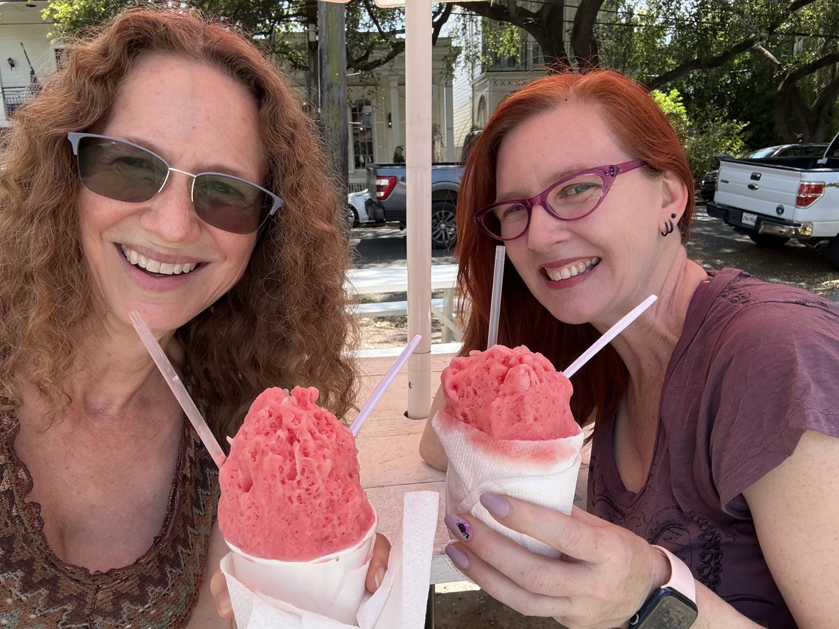 Laura Cayouette tweet media