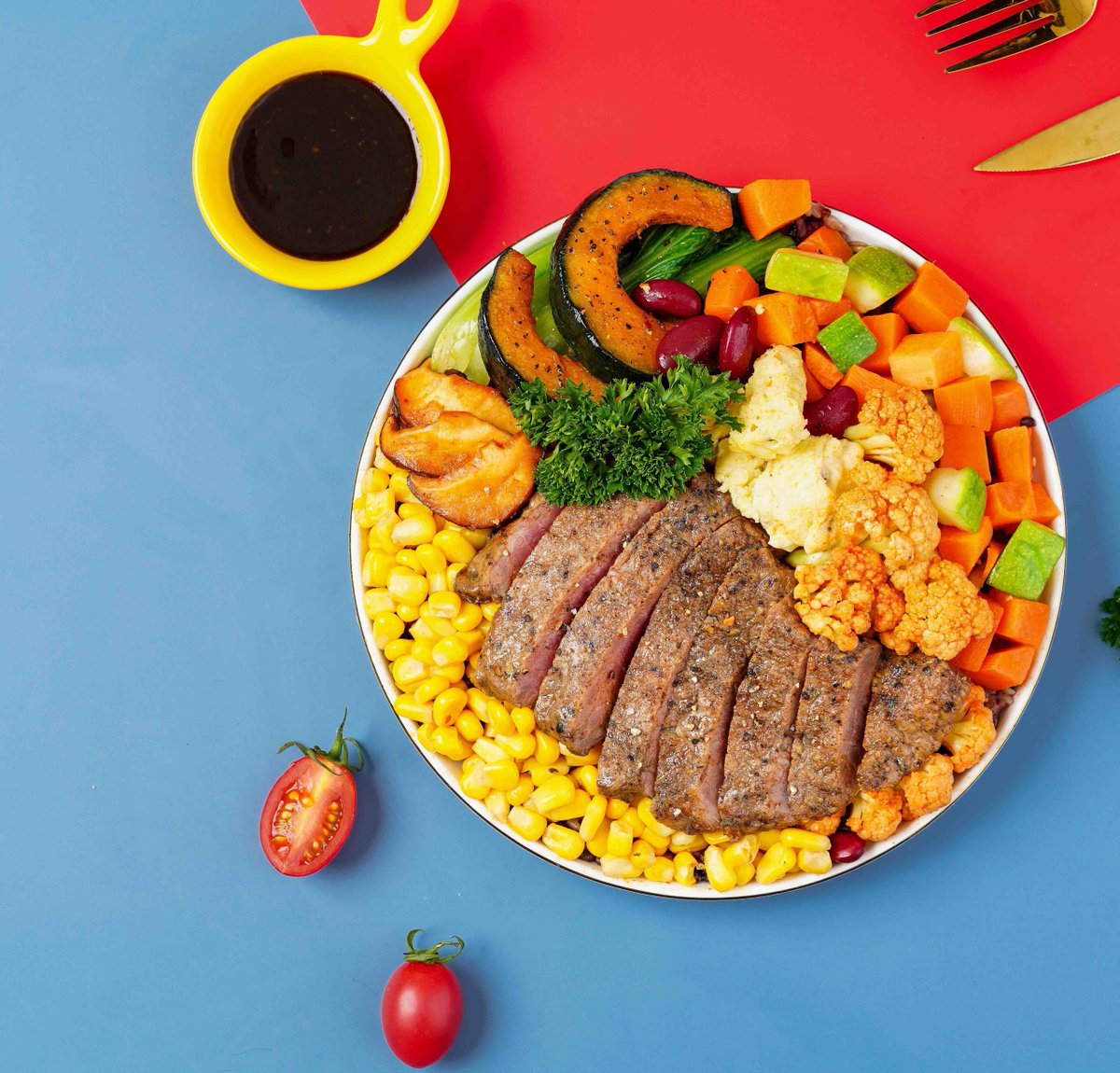 nickjfraser's tweet photo. "Fuel your fat loss with this 300-calorie meal! Grilled chicken + quinoa + roasted veggies = protein, fiber, u0026 flavor. Easy, satisfying, done. " https://t.co/iJOyZ7dDBa