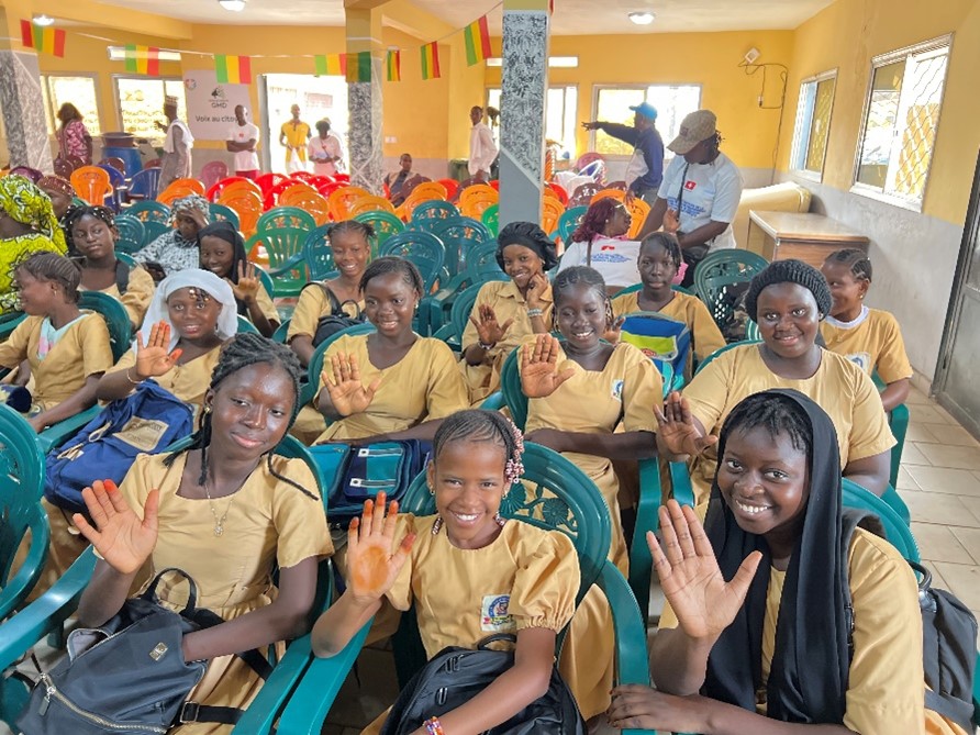 UNICEFGuinea's tweet image. Des familles entières ont déclaré publiquement l'abandon des MGF. Des jeunes filles ont retrouvé un avenir.
C'est ça, le vrai changement rendu possible grâce à l'appui du Comité National Suisse et de l'UNICEF. 
#Pourchaquenfant💙
#ZéroMGF #UNICEF #Guinée #DroitsDeLenfant