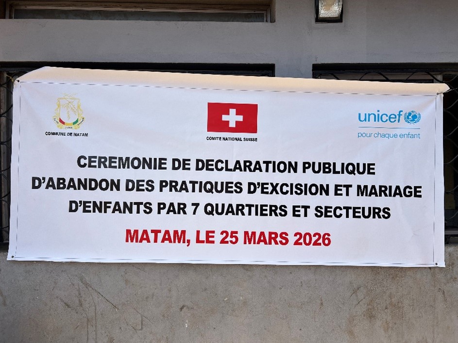 UNICEFGuinea's tweet image. Des familles entières ont déclaré publiquement l'abandon des MGF. Des jeunes filles ont retrouvé un avenir.
C'est ça, le vrai changement rendu possible grâce à l'appui du Comité National Suisse et de l'UNICEF. 
#Pourchaquenfant💙
#ZéroMGF #UNICEF #Guinée #DroitsDeLenfant