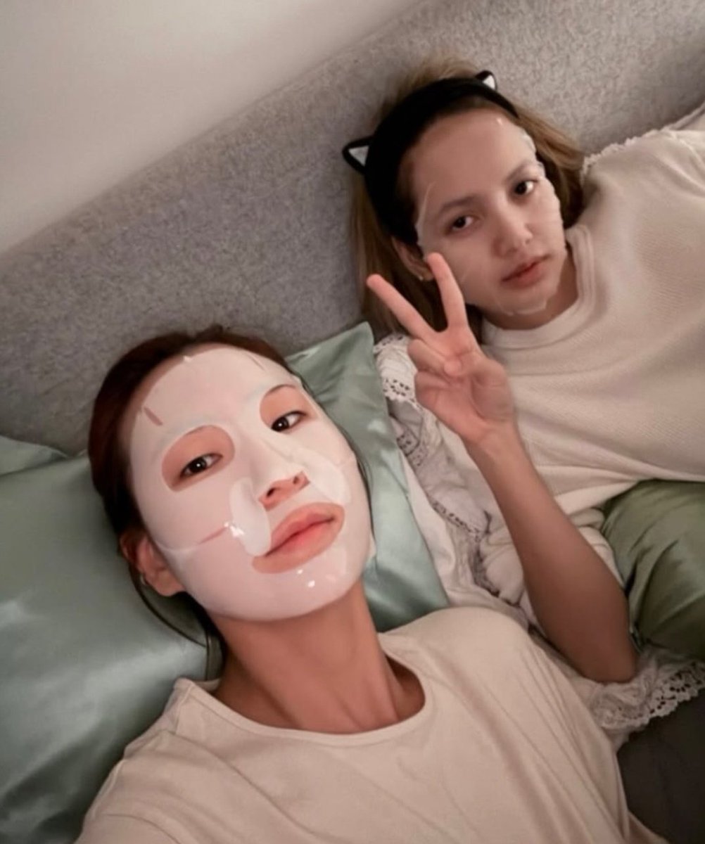 florasistt's tweet photo. Even the ideal-sized face mask couldn't cover her face... such a large forehead should be banned. https://t.co/1mDNjaaBXl