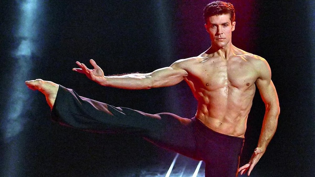 lilheat08's tweet image. Tanti auguri a #Robertobolle per i suoi 51 anni ! 🎂🩰🤍 #26Marzo