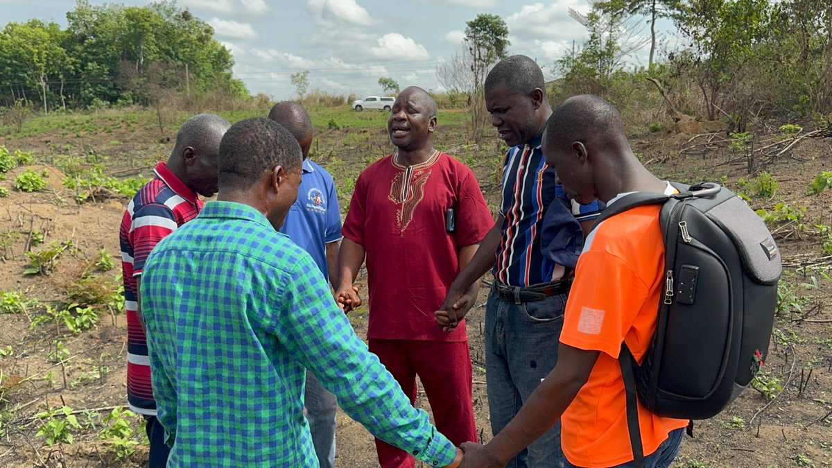 GalcomUSA's tweet image. At least 3 new Christian FM stations are needed soon in LIberia.   Local pastors have just prayed to claim this land to serve as the next studio and transmission site.  Pls join them by adding your prayers to this endeavor!  #GalcomUSA #Christianradio #missions #solarradios