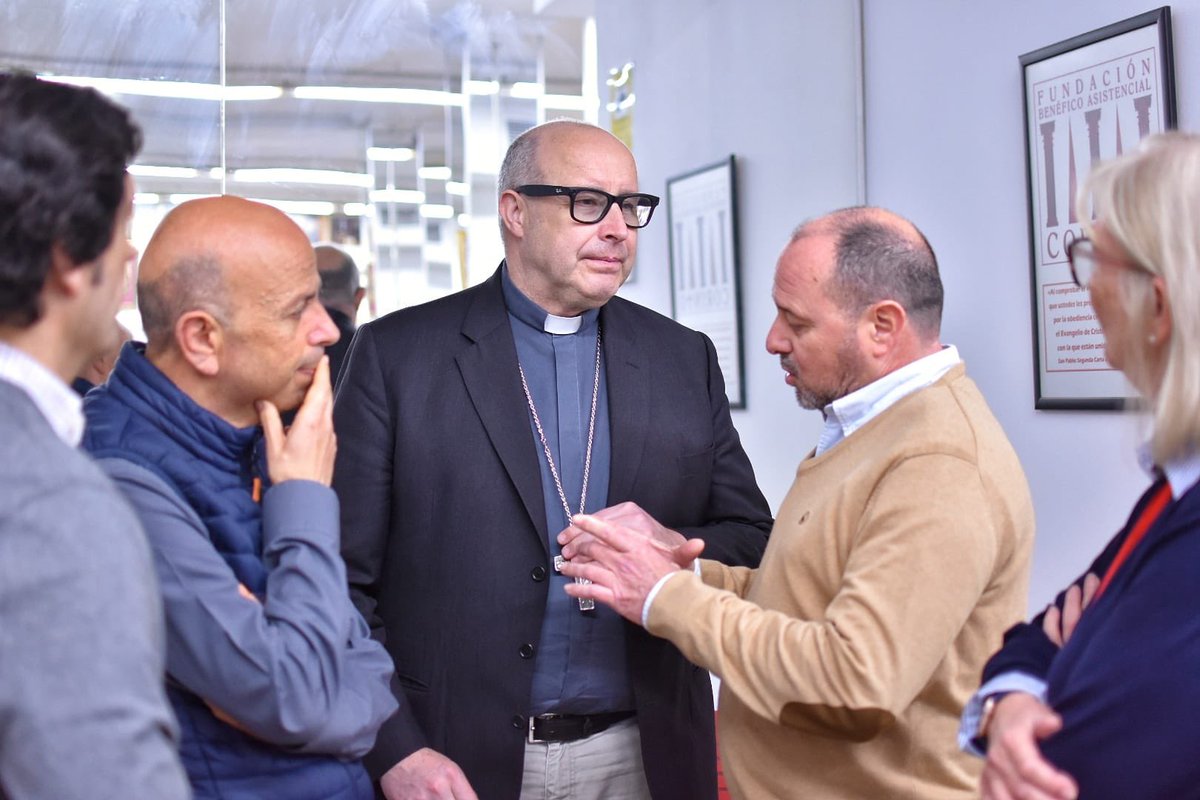 F_CORINTO's tweet photo. El pasado jueves, D. José Antonio Satué, Obispo de la Diócesis, acompañado del Delegado episcopal de hermandades y cofradías, D. Salvador Guerrero, visitó las instalaciones del economato para conocer de primera mano la labor que se realiza https://t.co/AyVQs2Lak3