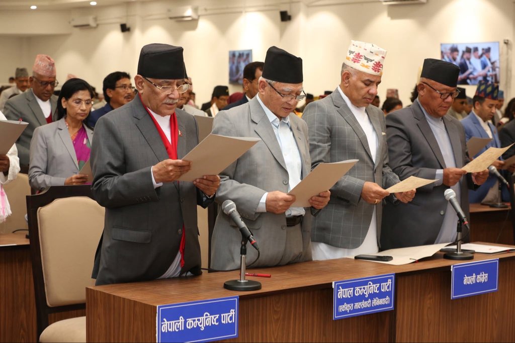 २०६४ र २०७० को संविधान सभामा यत्तिको हैसियतमा एउटै बेञ्चमा रहने दललाई साना दल भनिन्थ्यो । 
तर अहिले २०८२ मा नेपाली कांग्रेस, नेकपा एमाले र नेकपा भनिन्छ ।