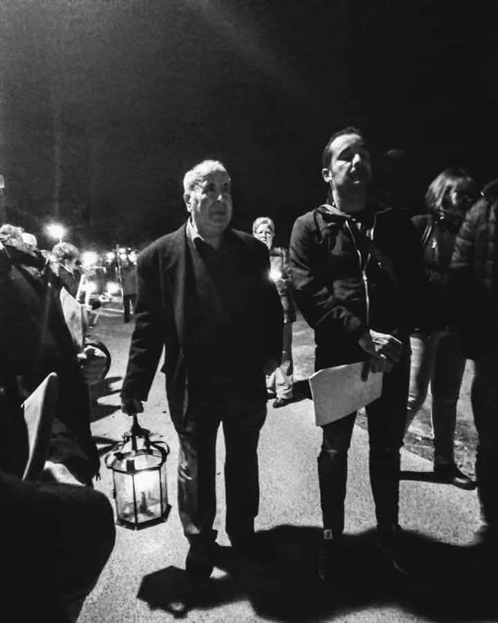 “Los hermanos de la Aurora de Patiño, rezan cantando en el tiempo de Pasión acompañados del farol". #CulturaPopular