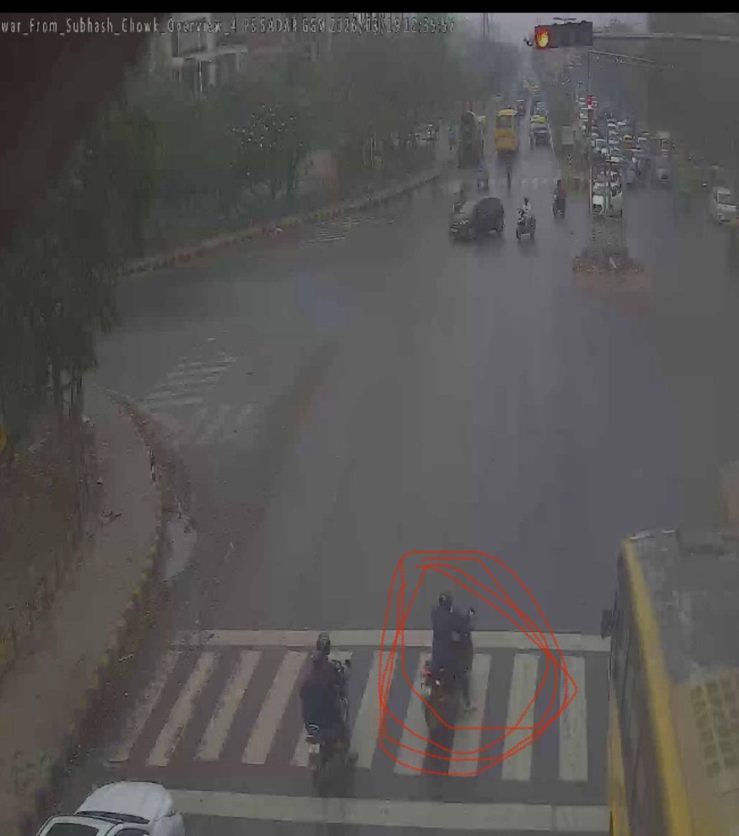 sen_rockstar's tweet photo. @hrroadwaysinfo @TrafficGGM @dayashankar4bjp @nitin_gadkari @PMOIndia @narendramodi 

This was not intentional as all of sudden the light was turn red &amp; if u see  both side of the pedestrian crossing there is no way to cross. 

Any scope will be appreciated.. I have no earning🙏 https://t.co/sILeB3NlRy