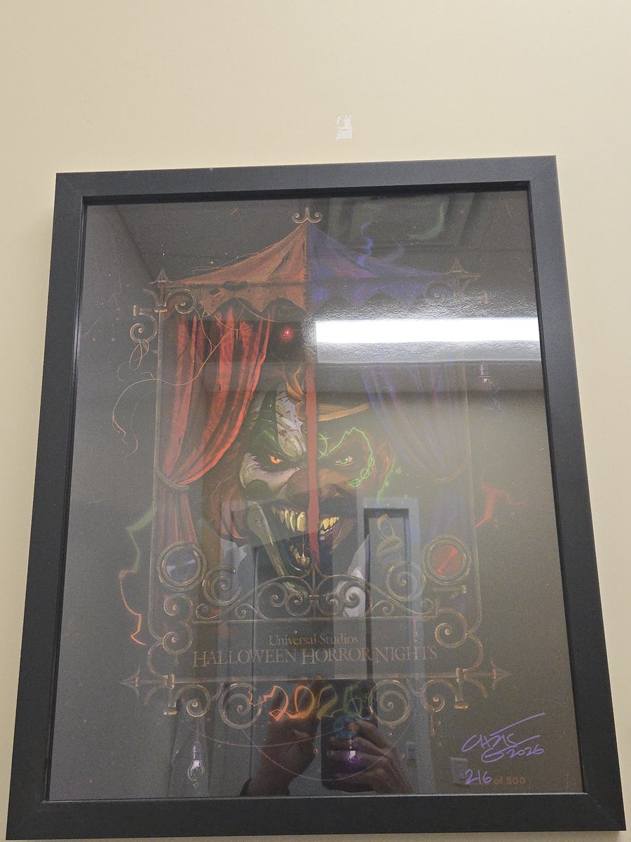 MichelleBandur1's tweet photo. @HorrorNightsORL 
Thanks for this gruesome addition to my office https://t.co/aSdpgyOb51