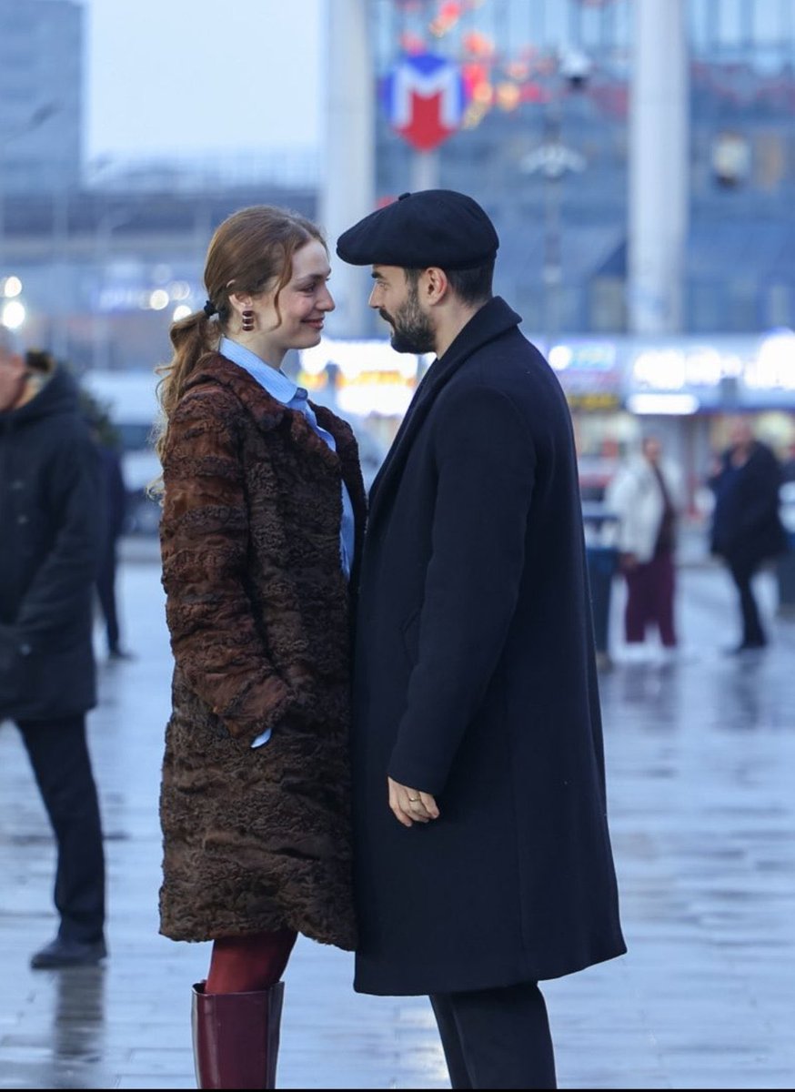 AkinSpain's tweet photo. En esta estación de autobuses, todos los caminos llevan al amor ❤️‍🔥

#Veliaht, último episodio esta noche

#AkınAkınözü
#SerraArıtürk https://t.co/vOmc5lXiuj