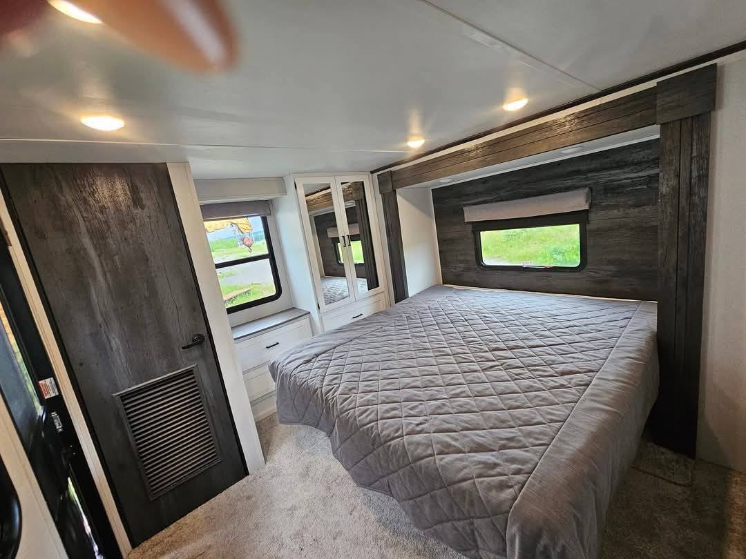 cvickersrealtor's tweet photo. SPRING IS COMING — 39' LOFT Park Model Pro – LIKE NEW with Loft upstairs. A Must see. 👀 
📞 Call/Text: 902-371-4663 https://t.co/2DNFQhuZQn