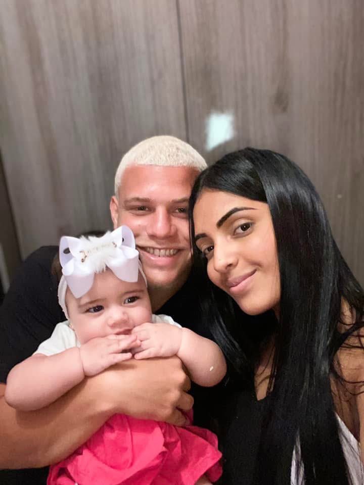 thaisaanjoos5's tweet photo. Perdemos você 😭😭😭😭 sua filha vai crescer sem o painho dela 😭 https://t.co/hm4YkhK41Q