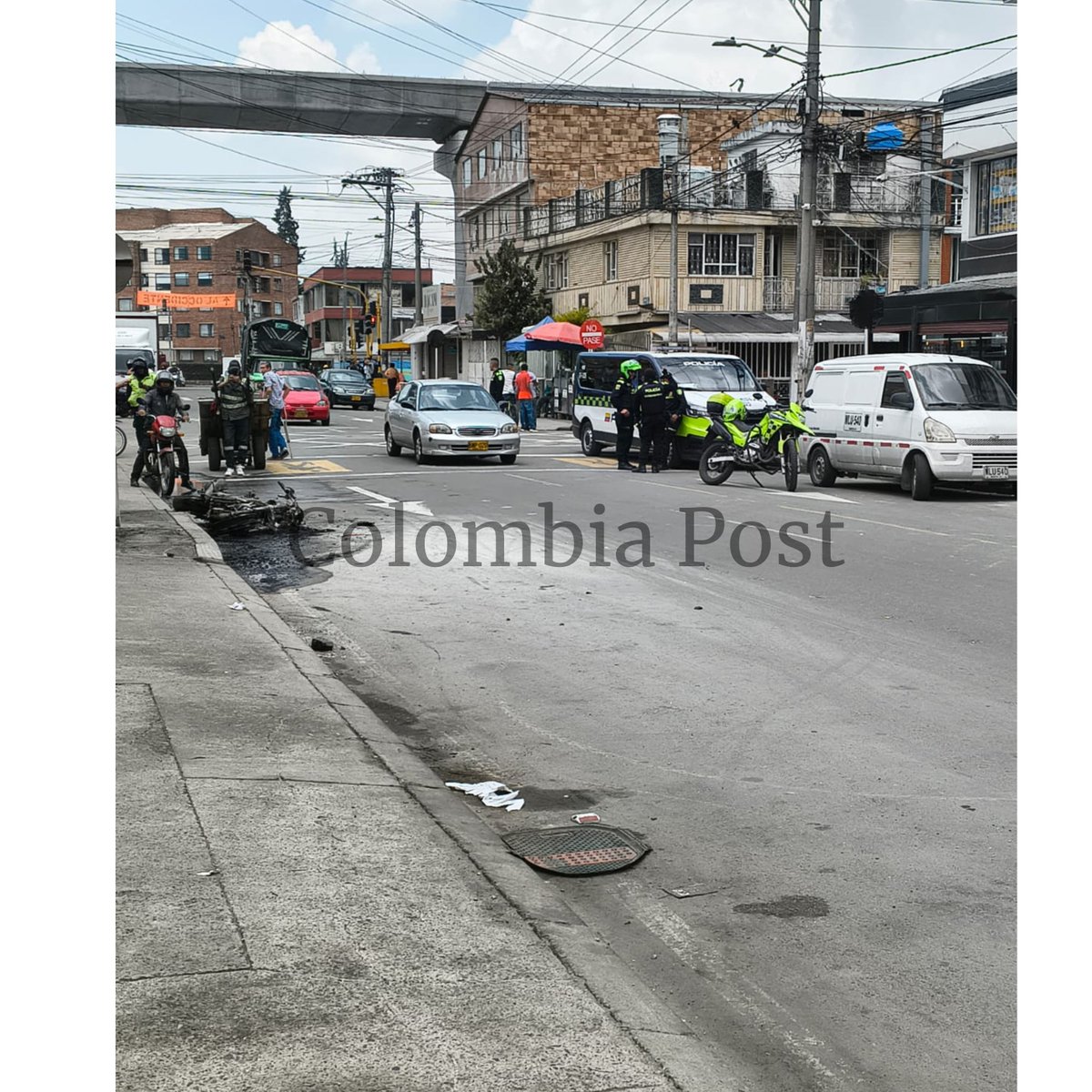 ColombiaPost_'s tweet image. 🚨Con la quema de una moto y la  presunta captura de un delincuente y la huida de otro, terminó el atraco a un comercio en la cra 36 sur calle 18 en  el barrio #Remanso localidad de #PuenteAranda. Según parroquianos del sector, al delincuente le propinaron una paliza.