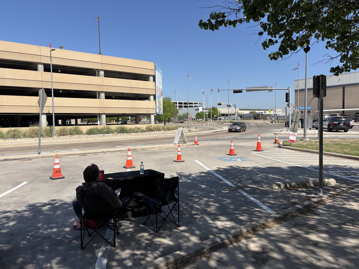 newsgoose's tweet image. Donations for unpaid #TSA workers being taken at Love Field 
There’s signage. It’s at the turnaround just before the garages where the Mavs banner hangs. 
Any gift cards- Walmart, gas, Amazon, target, prepaid debit etc. @FOX4 
#shutdown