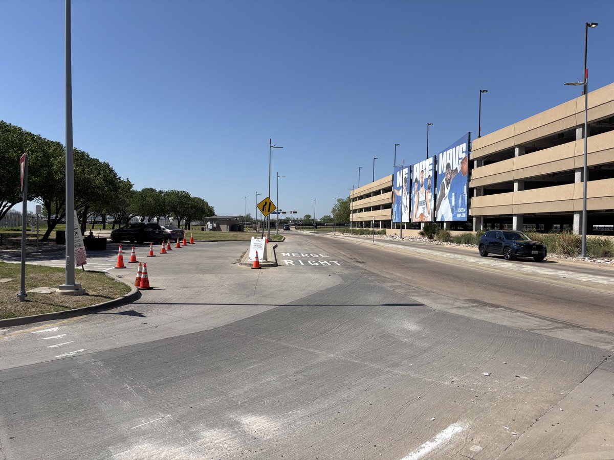 newsgoose's tweet image. Donations for unpaid #TSA workers being taken at Love Field 
There’s signage. It’s at the turnaround just before the garages where the Mavs banner hangs. 
Any gift cards- Walmart, gas, Amazon, target, prepaid debit etc. @FOX4 
#shutdown