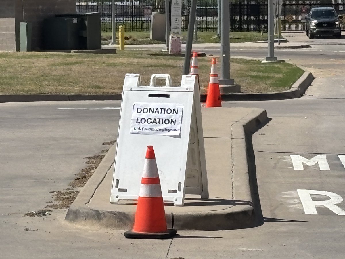 newsgoose's tweet image. Donations for unpaid #TSA workers being taken at Love Field 
There’s signage. It’s at the turnaround just before the garages where the Mavs banner hangs. 
Any gift cards- Walmart, gas, Amazon, target, prepaid debit etc. @FOX4 
#shutdown