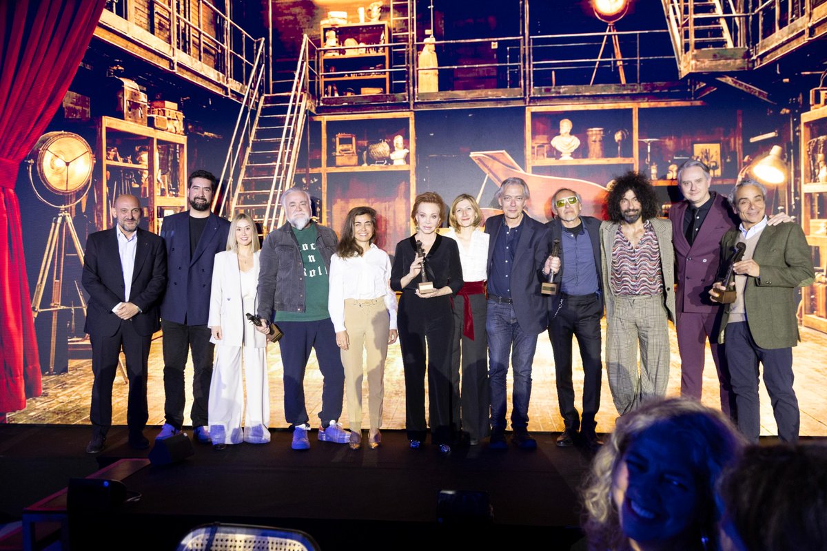 🏆 #MadridenVivo recibe el Reconocimiento A.R.T.E. por su apoyo a la música

Este galardón, otorgado por <a href="/ARTEspectaculo/">A.R.T.E.</a>, subraya el papel fundamental de sus más de 60 #salas como espacios de #cultura imprescindibles para el talento emergente

⬇️ INFO 
madridenvivo.com/madrid-en-vivo…