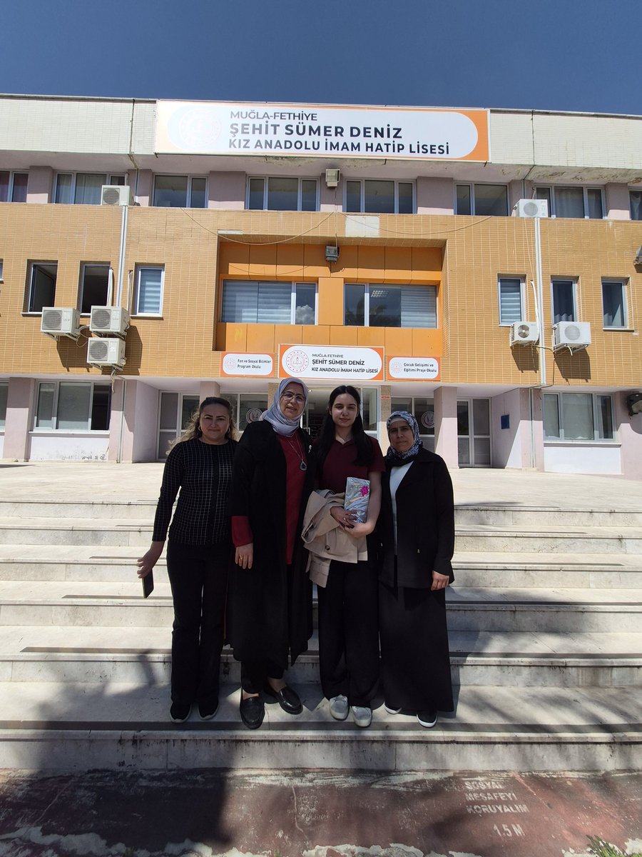 SehitSumerkaihl's tweet photo. Okulumuz 11-B sınıfı öğrencilerinden Ayşe MENTEŞ “Su verimliliği Seferberliği” konulu şiir yarışmasında il ikincisi oldu ve ödülünü İlçe Milli Eğitim Müdürümüz Faruk KAYA takdim etti.Öğrencimizi tebrik ediyoruz ve başarılarının devamını diliyoruz.🧿👏👏👏 https://t.co/NGdAIvheAb