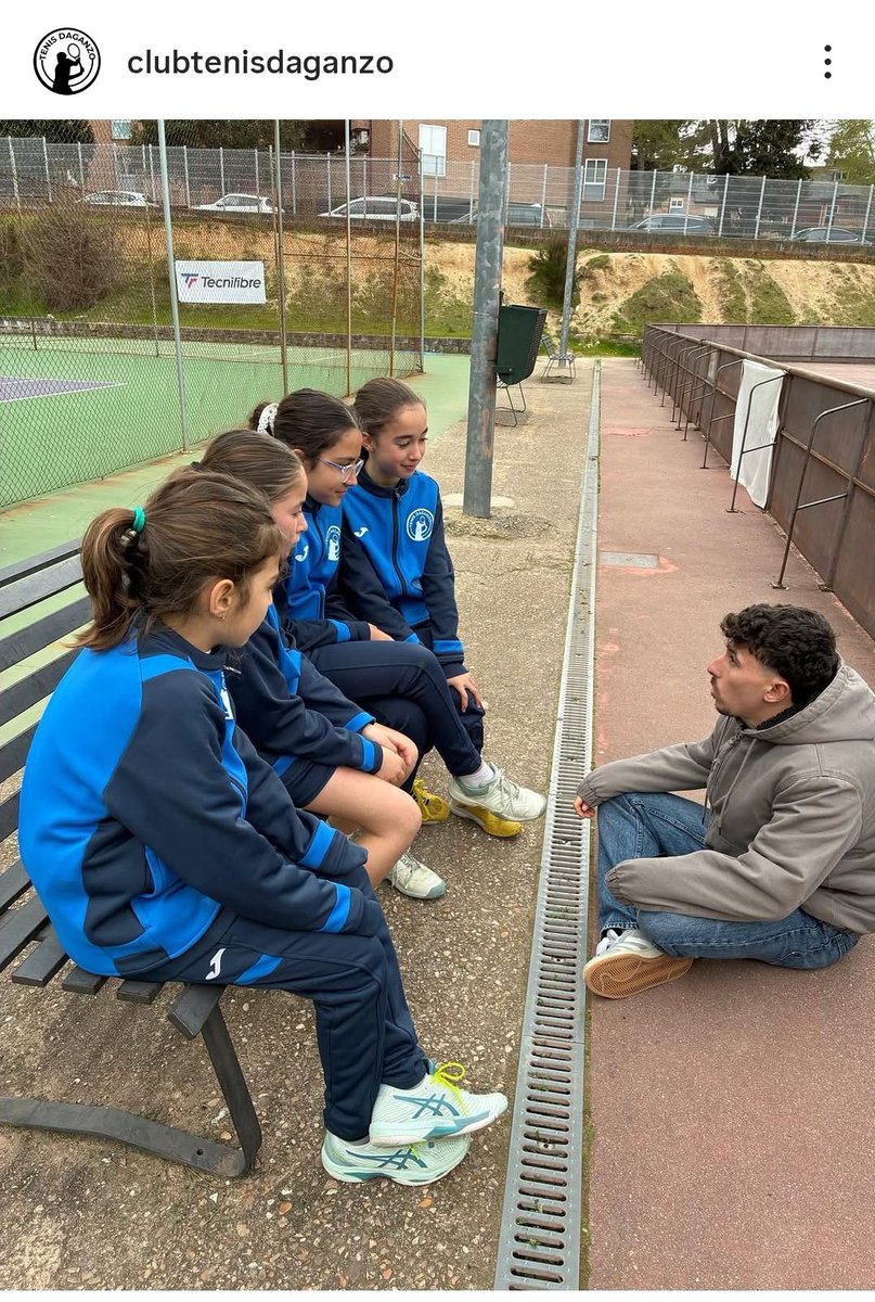 TenisDaganzo's tweet photo. Campeonato Alevín por Equipos de la @fedetenismadrid 

- El alevín masculino pasa en la fase de grupos y jugará las semifinales.

- El alevín femenino no pudo pasar la fase de grupos.

¡¡¡Enhorabuena a TOD@S!!!

👏👏👍👍💪💪🎾🎾

#dxtdaganzo 
#tenisdaganzo https://t.co/iEsJodAnGe
