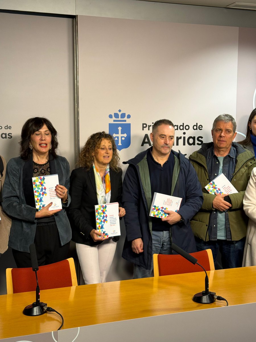 otecas2001's tweet photo. #OtecasInforma 🎙️📰📱💻

📚 OTECAS presente en la presentación del Informe del Consejo Escolar del Principado

Hoy hemos participado en la presentación del informe «Estado y situación del sistema educativo asturiano 2023/2024», un documento clave para analizar con datos la realidad educativa de nuestra comunidad.

El acto, presentado por la Secretaria del Consejo Escolar, María del Mar de la Peña, contó con la intervención de la Consejera de Educación @Educastur, Eva Ledo, y de la presidenta del Consejo Escolar del Principado, María Luz Pontón. Durante la jornada se realizó un repaso a los principales datos que recoge el informe, y se hizo entrega de un ejemplar en papel a todos los asistentes.

Desde OTECAS queremos destacar nuestra implicación directa en este trabajo, ya que formamos parte de la comisión permanente, del Pleno y del grupo de trabajo encargado de su elaboración. Además, el informe recoge propuestas de mejora, varias de ellas planteadas por OTECAS, como la necesidad de negociar un nuevo acuerdo de plantillas que permita reducir la carga lectiva del profesorado de la enseñanza concertada, incluyendo medidas como la reducción de la jornada lectiva para mayores de 55 años y el impulso de las jubilaciones parciales.

Seguimos trabajando para aportar una visión rigurosa y comprometida con la mejora del sistema educativo asturiano.

#OTECAS #EducaciónAsturias #ConsejoEscolarDelPrincipado #Educación #Asturias #Docentes #SistemaEducativo #InformeEducativo #EnseñanzaConcertadaAsturiana