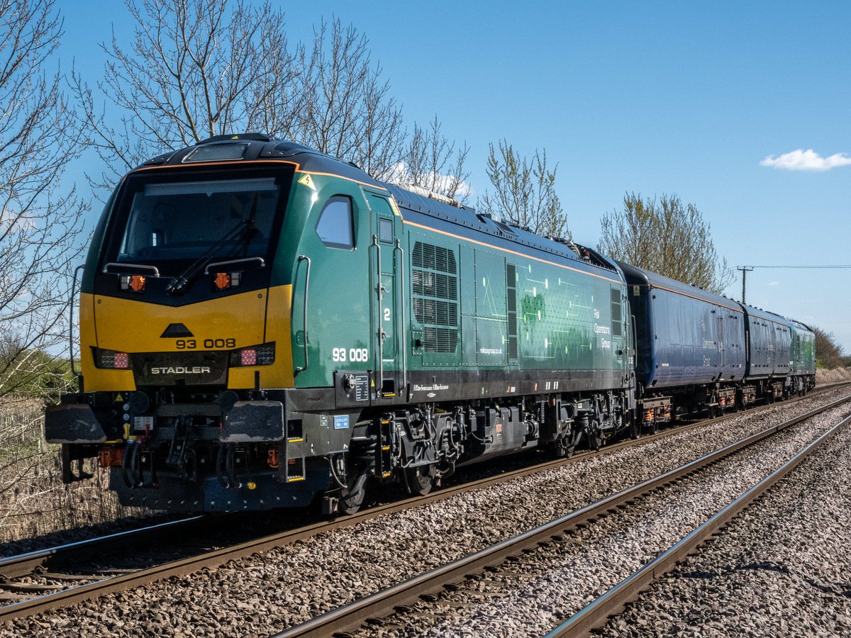 chriss_photos1's tweet image. 93007 and 93008 head to Ely on 5Q46 Derby RTC to Ely SF on 26th March 2026 to collect two class 156 for Wolverton Works, seen at Third Drove LC. #Class93 #UKRailways #RailwayPhotography