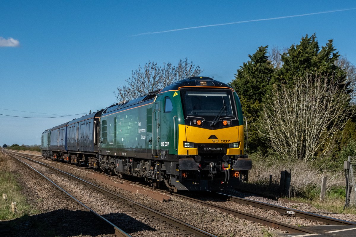 chriss_photos1's tweet image. 93007 and 93008 head to Ely on 5Q46 Derby RTC to Ely SF on 26th March 2026 to collect two class 156 for Wolverton Works, seen at Third Drove LC. #Class93 #UKRailways #RailwayPhotography