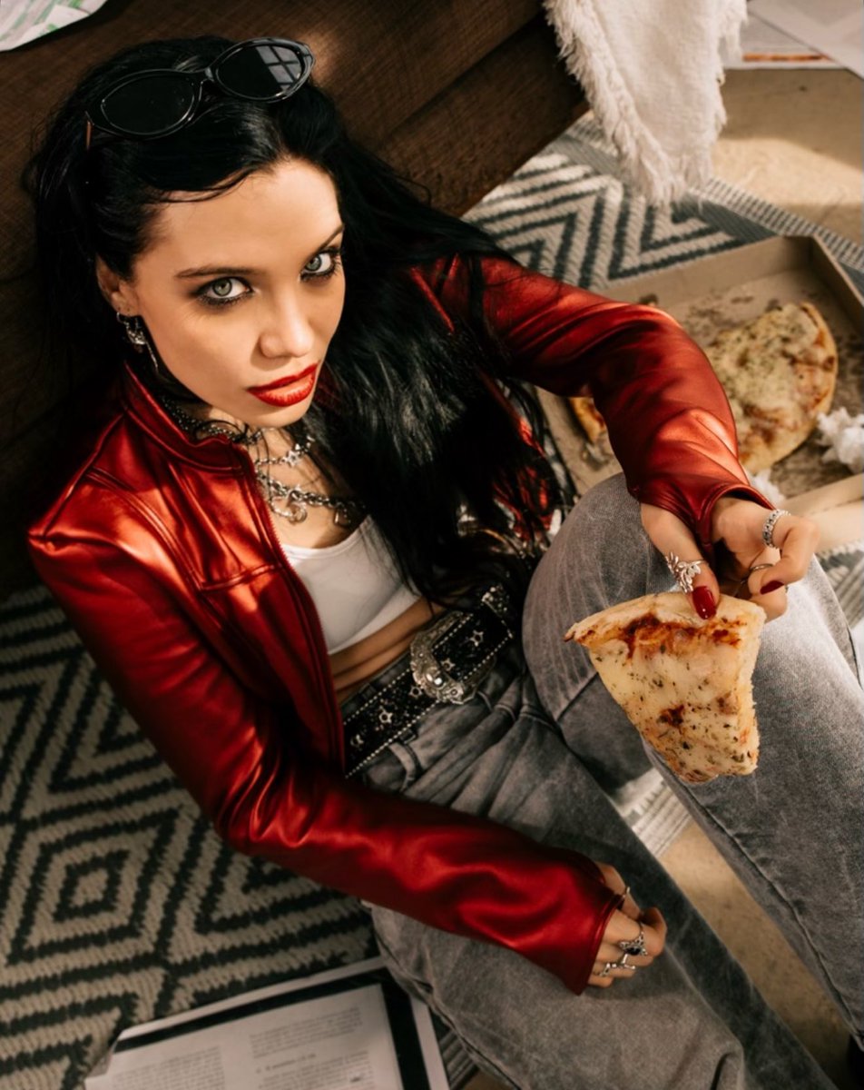 HOYYYYYY 20HS ❤️❤️❤️ por finnnn música nueva!!!! Estoy felizzz 🥹