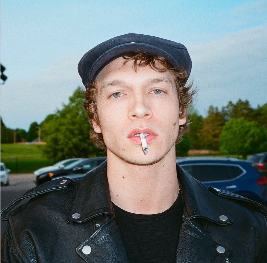 ⟡ siri tweet media