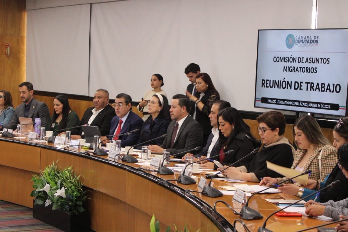 LaloCastilloLop's tweet image. Tras una jornada larga que concluyó hasta la madrugada, es un gusto recibir en la @mx_diputados al titular del #INAMI, @sergiosalomonc.

Seguimos trabajando para fortalecer la política migratoria, en beneficio de nuestras y nuestros hermanos #migrantes. 

#EduardoCastillo
