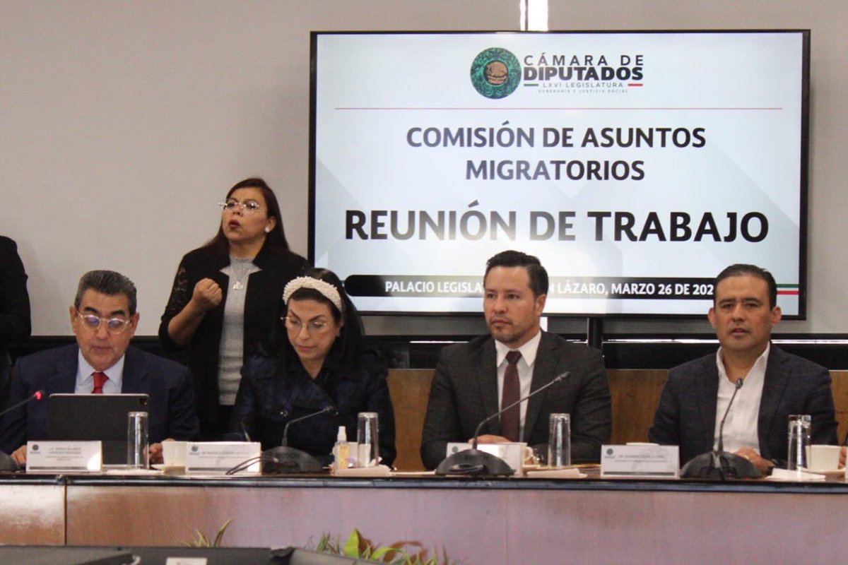 LaloCastilloLop's tweet image. Tras una jornada larga que concluyó hasta la madrugada, es un gusto recibir en la @mx_diputados al titular del #INAMI, @sergiosalomonc.

Seguimos trabajando para fortalecer la política migratoria, en beneficio de nuestras y nuestros hermanos #migrantes. 

#EduardoCastillo