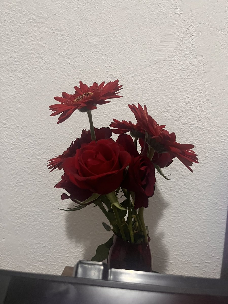 Acho q uma flor do meu buquê tá crescendo 🤨