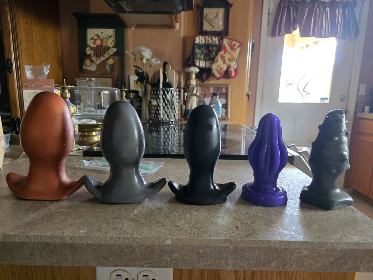 Slave Pighole tweet media