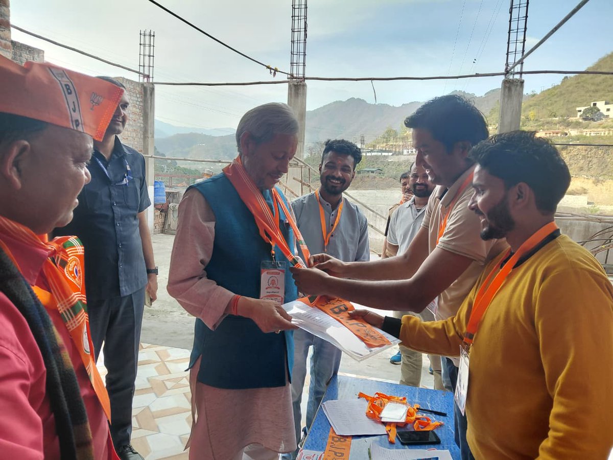 Tirath Singh Rawat (मोदी का परिवार) tweet media