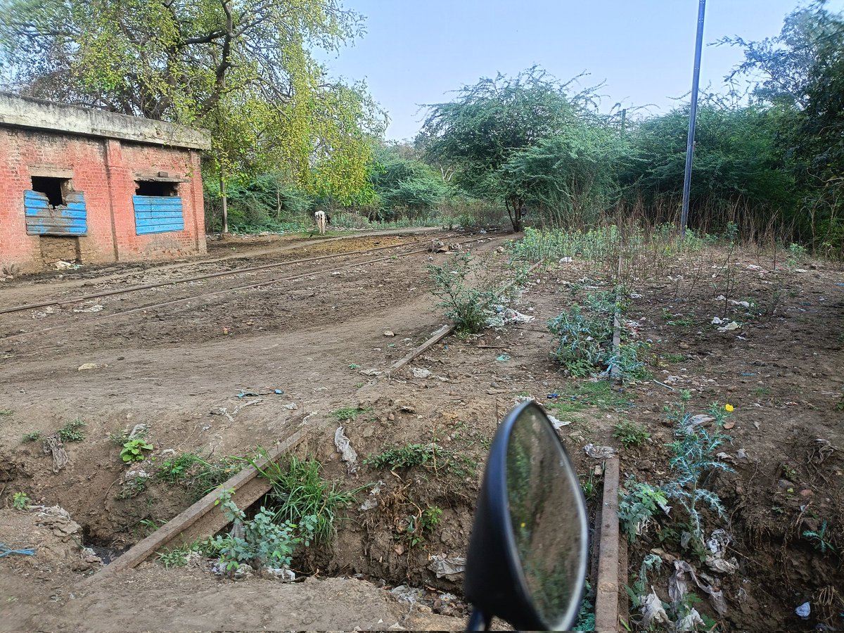 Nareshc90758941's tweet photo. Railway property (at the end of the railway line) in Ali Village, South East Delhi occupied by cow herders. Please take action.@DelhiPolice @MCD_Delhi @animalwelfareb1 @railcomplaint @RailwayNorthern @DCPSEastDelhi @CPDelhi @JaitpurSho https://t.co/fCWZSZUGrQ