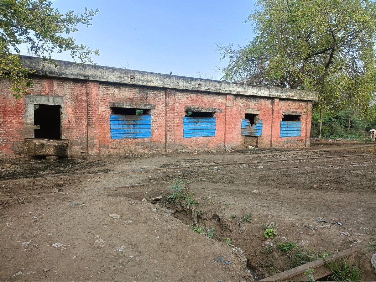 Nareshc90758941's tweet photo. Railway property (at the end of the railway line) in Ali Village, South East Delhi occupied by cow herders. Please take action.@DelhiPolice @MCD_Delhi @animalwelfareb1 @railcomplaint @RailwayNorthern @DCPSEastDelhi @CPDelhi @JaitpurSho https://t.co/fCWZSZUGrQ